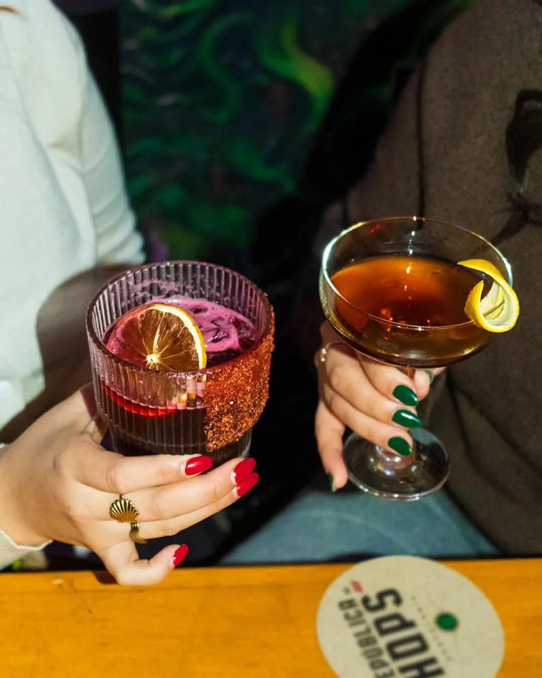 Dos personas disfrutando de unos drinks en la republica de hops.