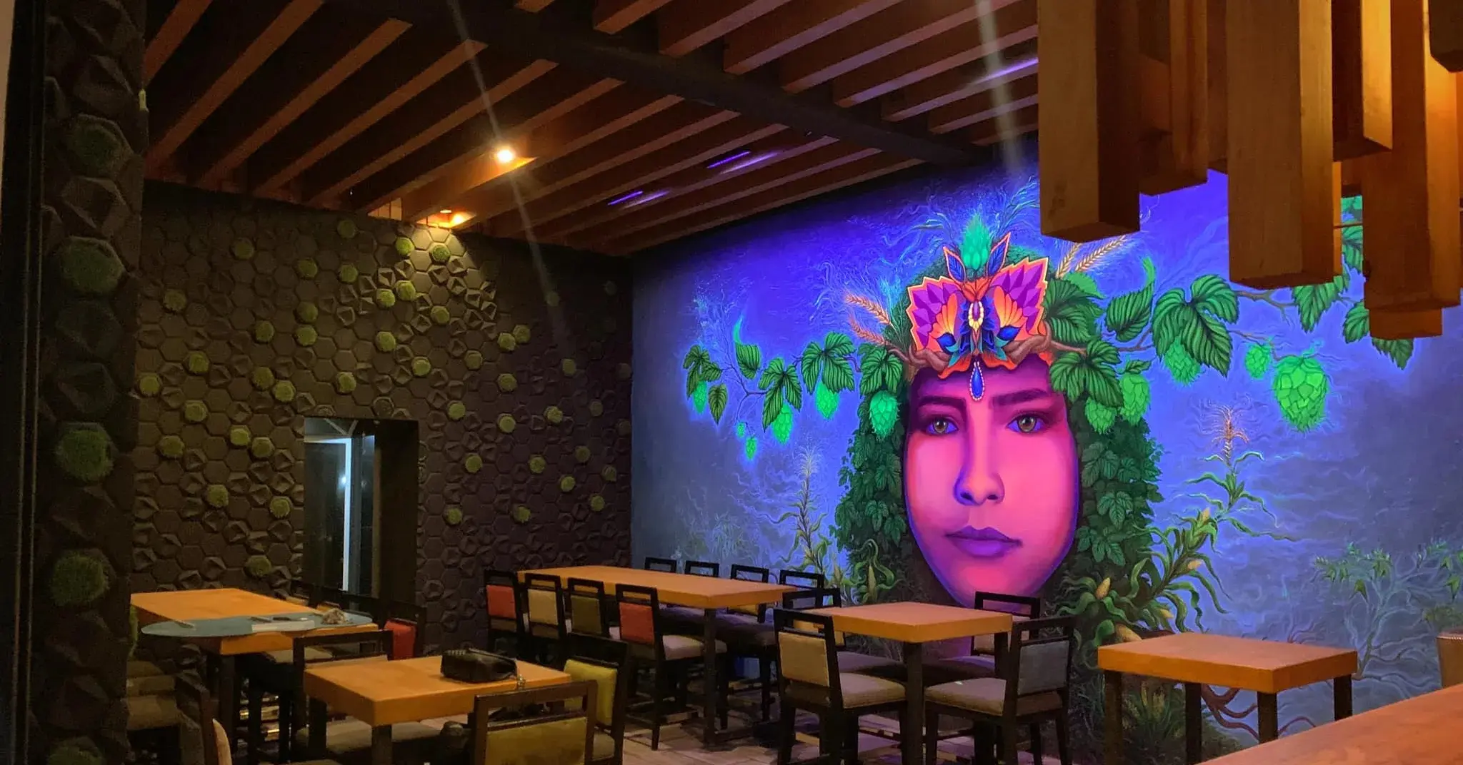 Una vista cautivadora del interior de la cervecería, que muestra la barra y la zona de asientos.