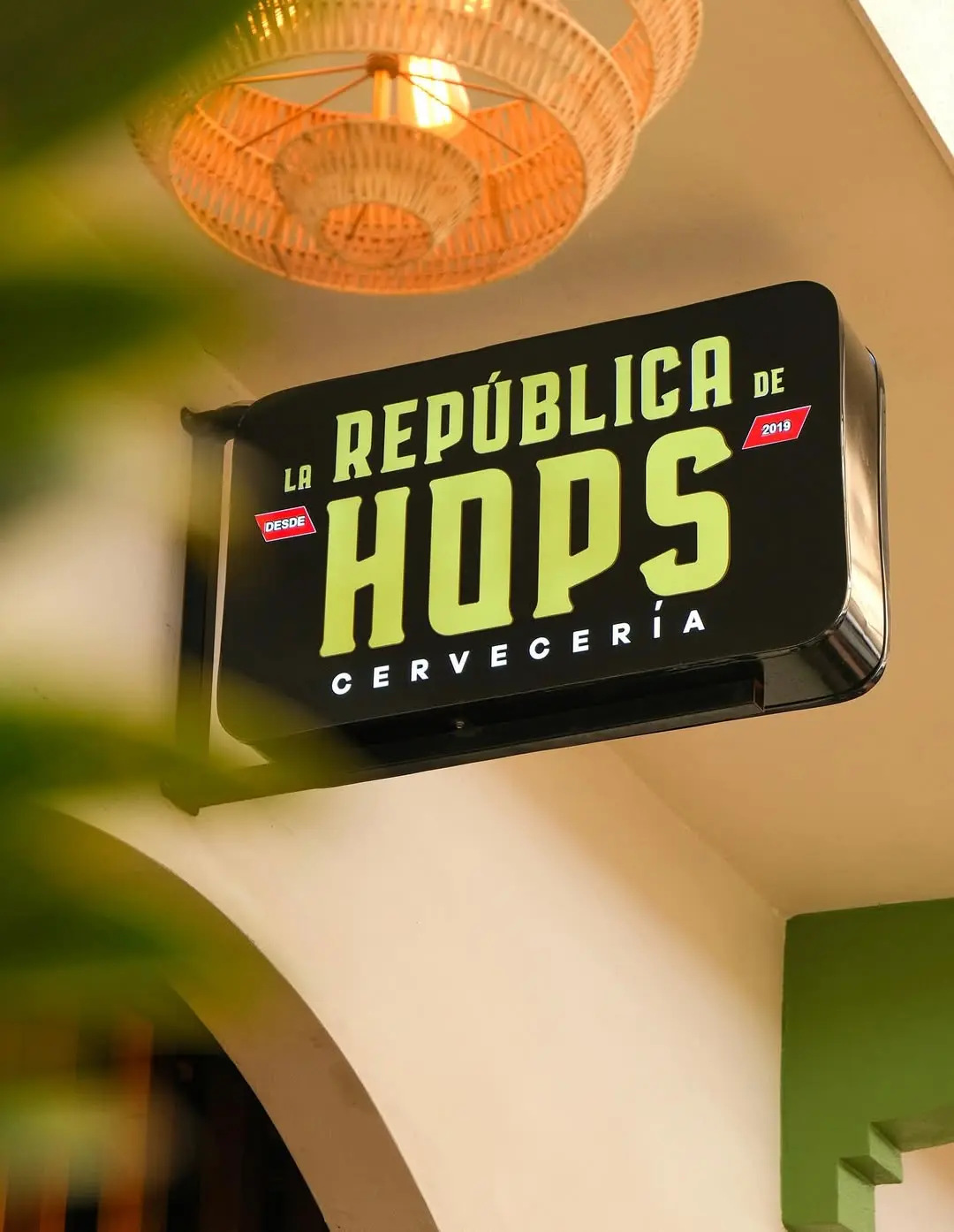 Un primer plano de un brillante equipo de elaboración de cerveza.